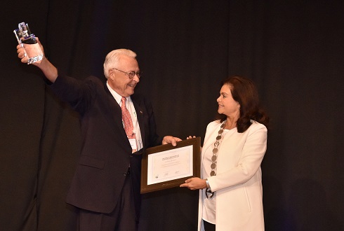 Dr Dieter Steinbach received the Joseph A. Oddis Award for Exceptional Service to FIP