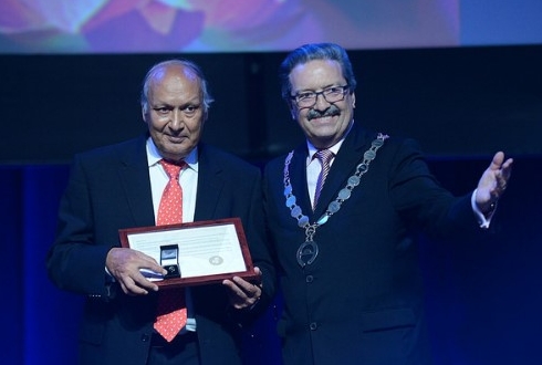 Prof. Kamal K. Midha (left) receives the Honorary President title from Michel Buchmann