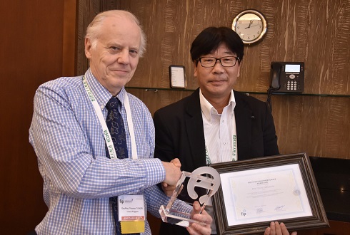 Prof. Shinji Yamashita receives FIP's Distinguished Science Award